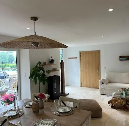 Lumineux Et Chaleureux Avec Piscine Estivale بيت للعطل *