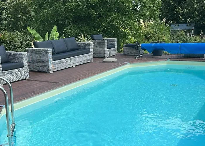 Lumineux Et Chaleureux Avec Piscine Estivale بيت للعطل *